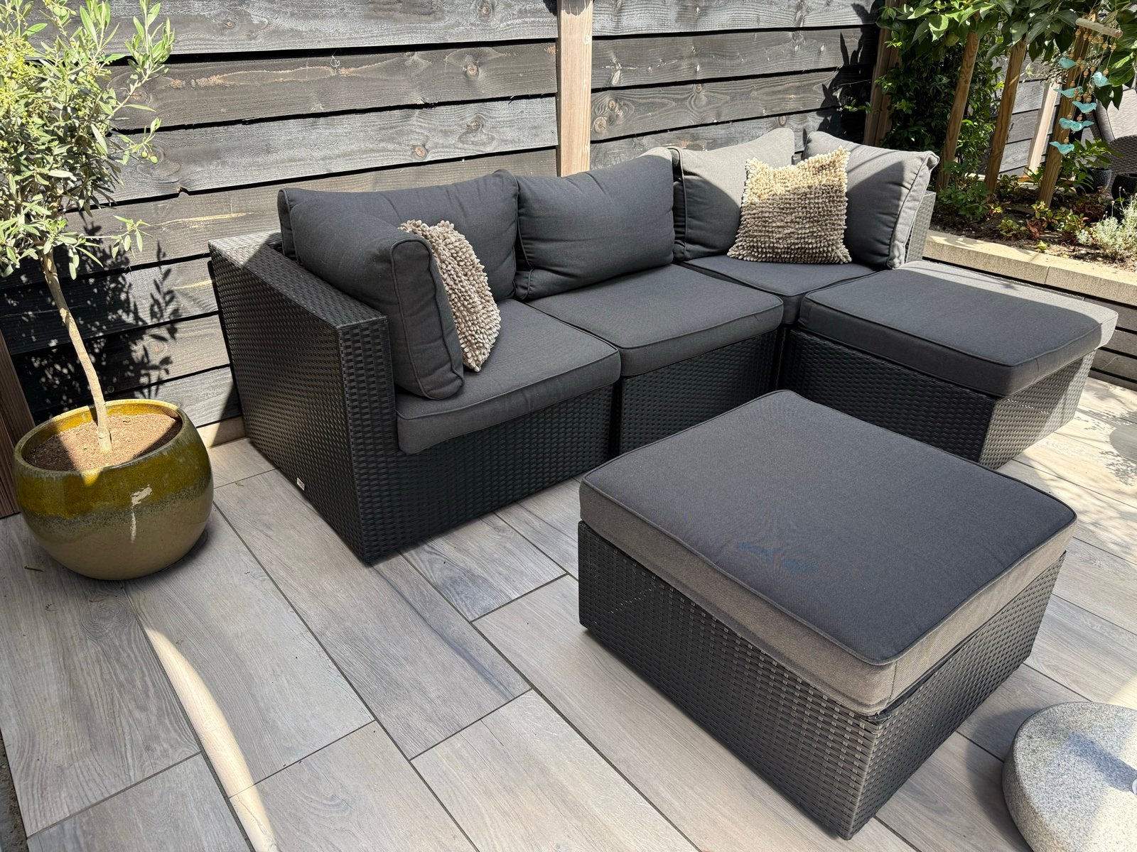 Moderne Wicker Loungeset met Donkergrijze Kussens, Ophalen, 4 zitplaatsen, Gebruikt, Loungeset