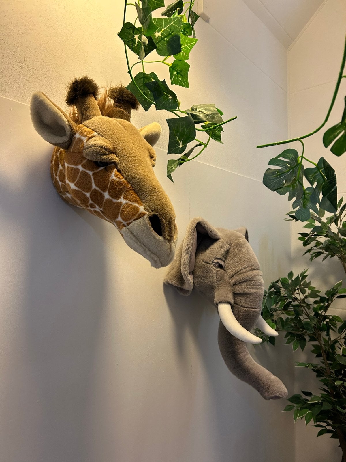 Pluche dierenkoppen: Giraffe en Olifant wanddecoratie, Ophalen, Zo goed als nieuw, Meerkleurig, Textiel