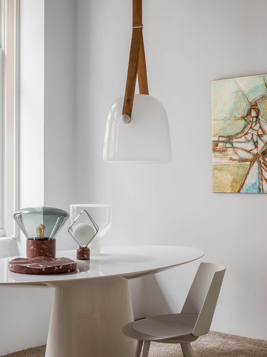 Mona Brokis Hanglamp van opaalglas met leren band, Huis en Inrichting, Lampen | Hanglampen, Ophalen, Zo goed als nieuw, Glas, Minder dan 50 cm