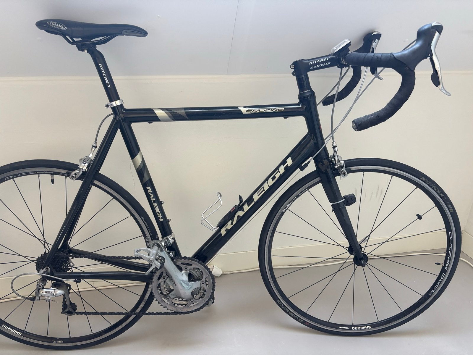 Raleigh Proline racefiets met deuk in frame, Fietsen en Brommers, 28 inch, Gebruikt, Velgrem, Aluminium