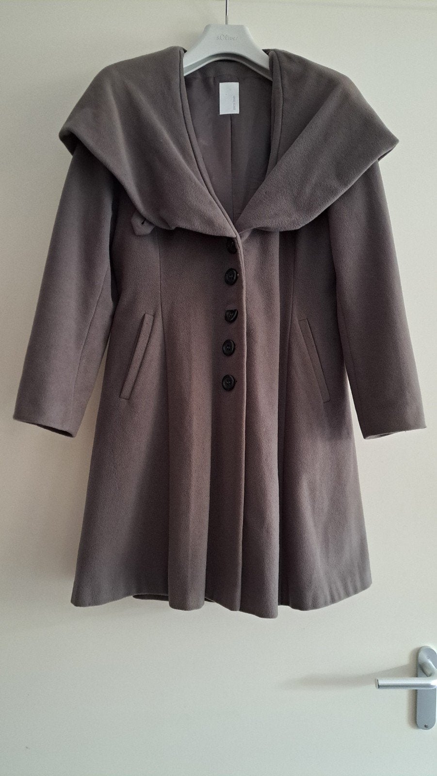 Erich Fend mantel taupe, Kleding | Dames, Jassen | Winter, Bruin, Verzenden, Maat 42/44 (L), Zo goed als nieuw