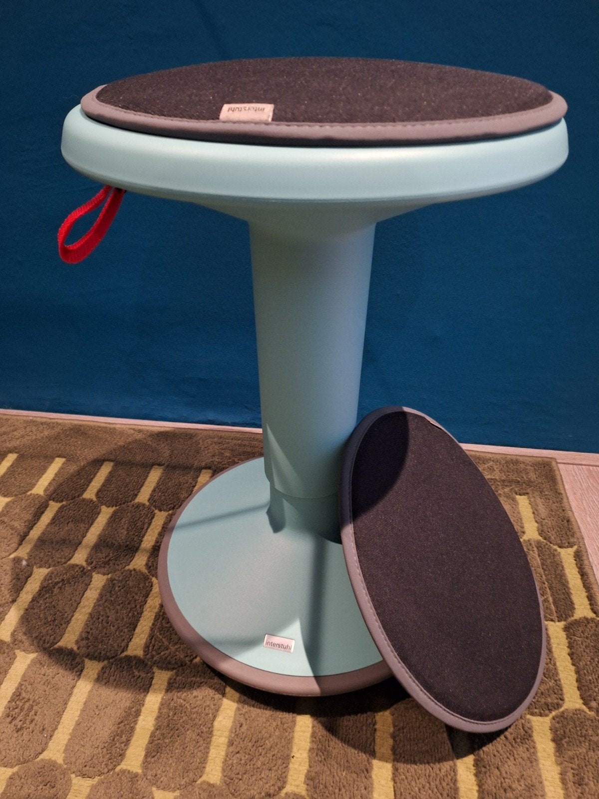 Ergonomische kruk met kanteleffect van Interstuhl, Ophalen, Blauw, Zo goed als nieuw, Bureaukruk