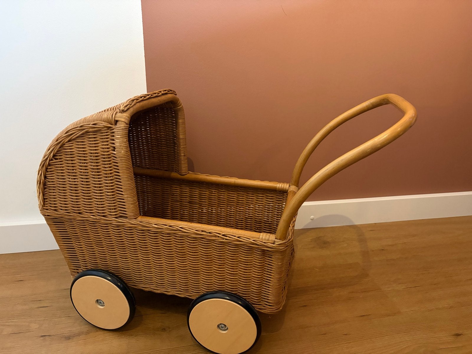 Vintage rotan poppenwagen met nieuwe wielen, Ophalen, Gebruikt, Babypop