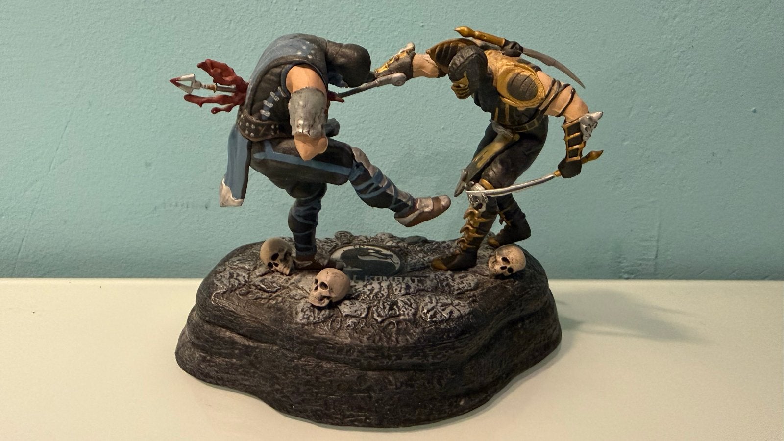 Mortal Kombat Sub-Zero vs Scorpion beeldje Playstation !!, ., Ophalen of Verzenden, Zo goed als nieuw, .
