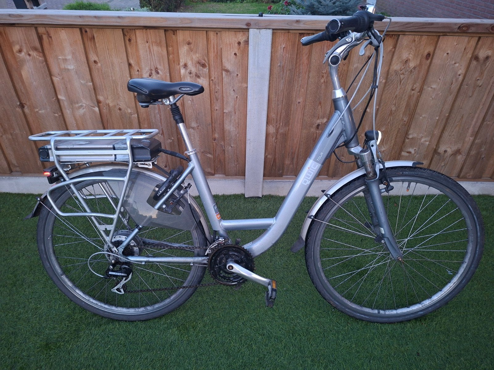 Te koop MOET WEG VANDAAG goed rijdende qwic tour elektrische, Fietsen en Brommers, Gebruikt, Velgrem, 47 tot 50 cm, Versnellingen