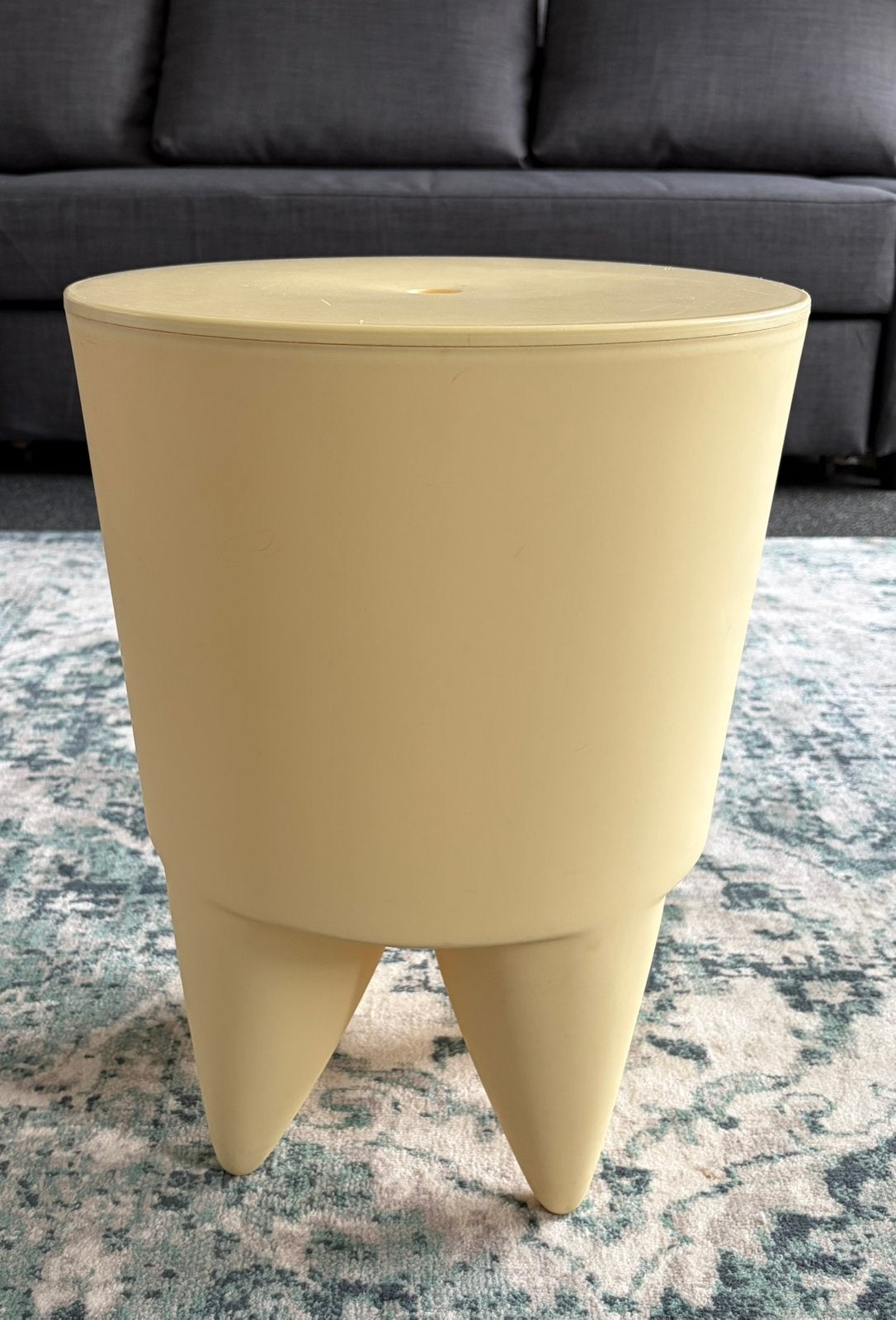 Vintage Philippe Starck 'Bubu 1er' Kruk (1988) pastelgeel, Huis en Inrichting, Ophalen of Verzenden, Zo goed als nieuw, Kunststof