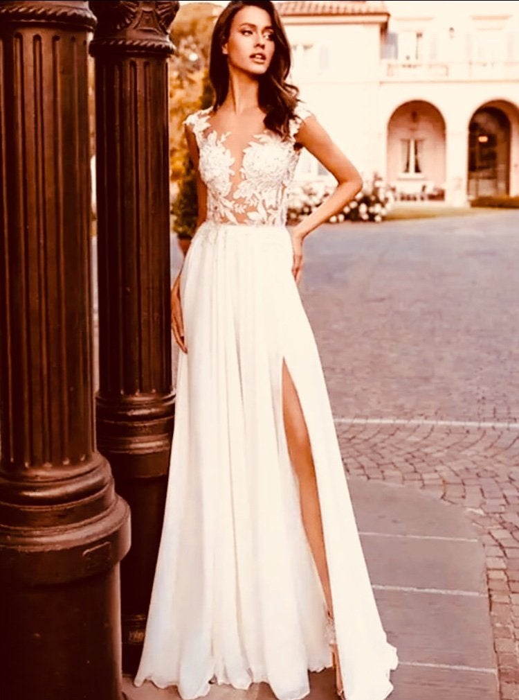 Nieuwe trouwjurk Livia met split €799 34 36 38 40 42 44, Ophalen, Nieuw, Wit, Trouwjurk