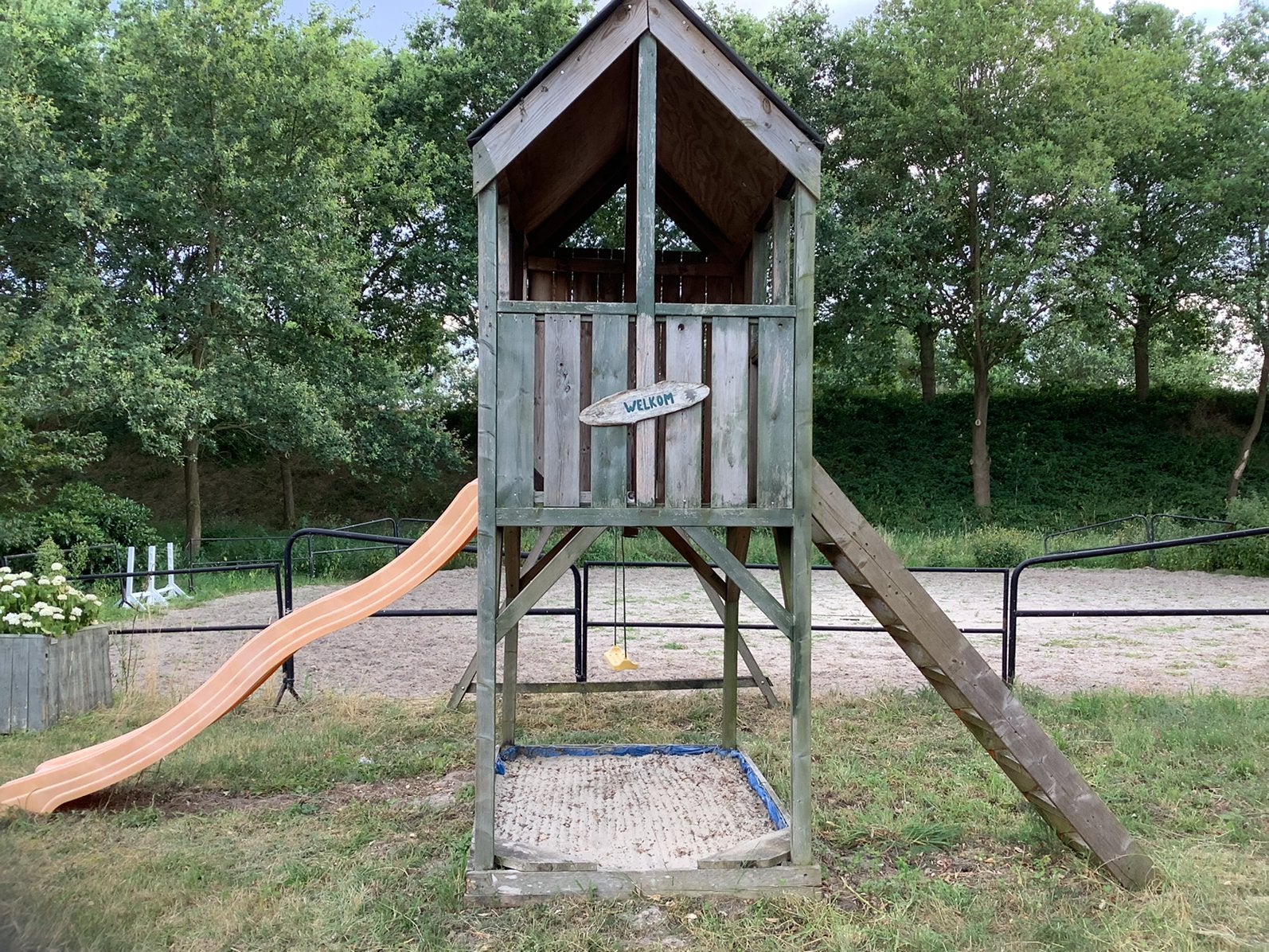 HOUTEN SPEELHUISJE MET GLIJBAAN, SCHOMMEL EN ZANDBAK, Ophalen, Gebruikt, Hout