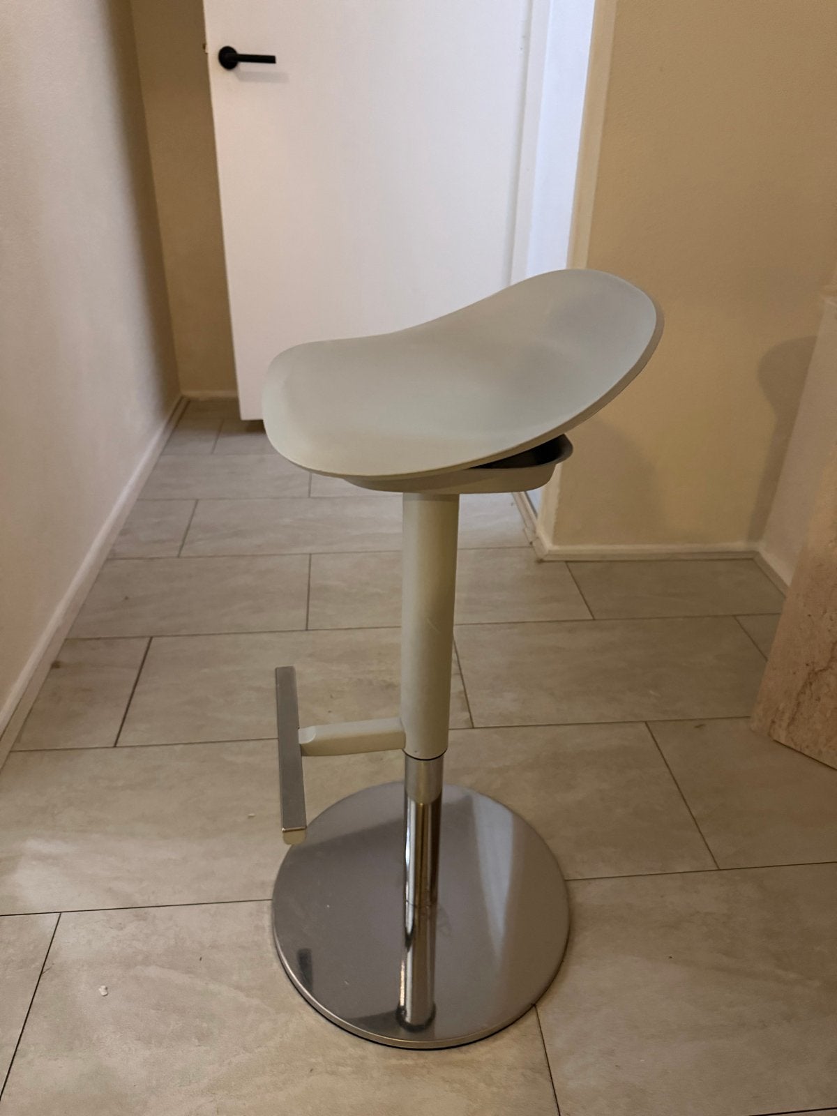 Ikea Kruk grijs in hoogte verstelbaar, Huis en Inrichting, Krukjes, Ophalen, In hoogte verstelbaar, Gebruikt, Kunststof
