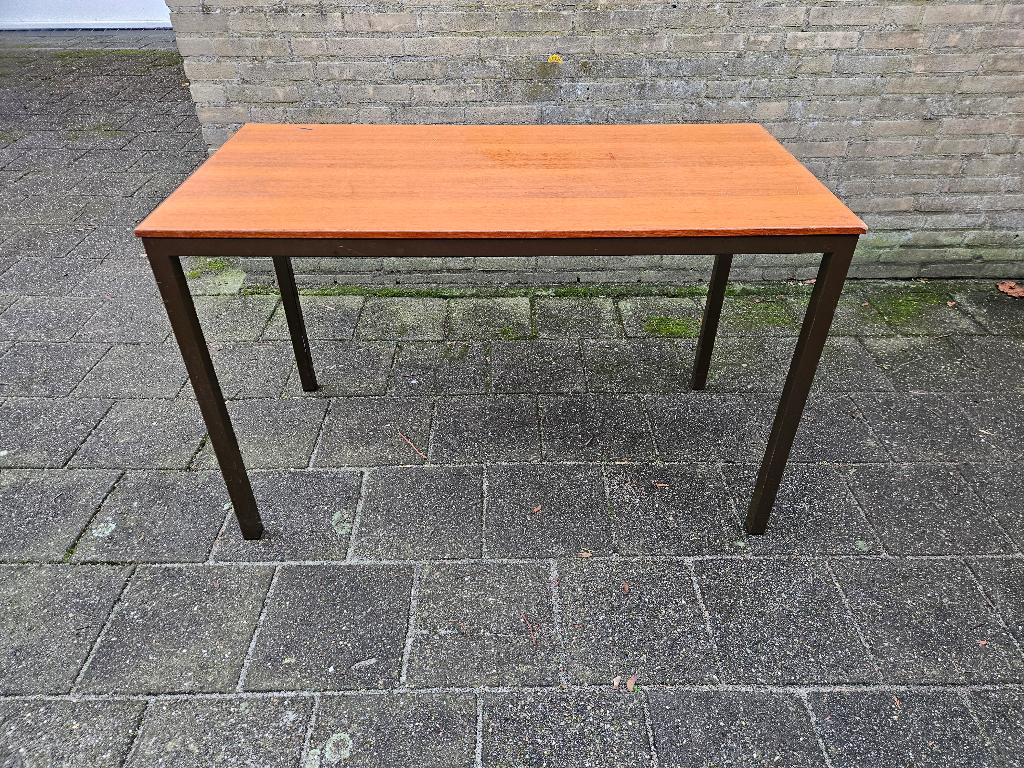 Oude tafel met houten blad en stalen poten, Huis en Inrichting, Tafels | Eettafels, Ophalen, Gebruikt, 100 tot 150 cm, 50 tot 100 cm