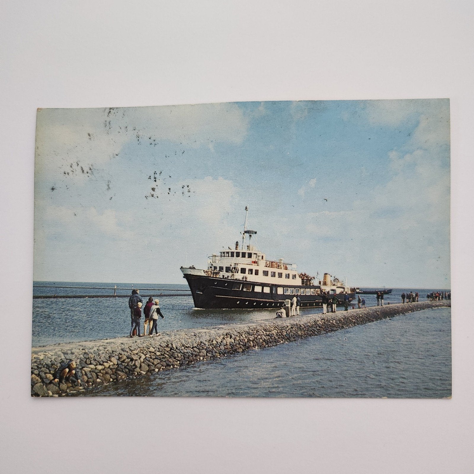 Ansichtkaart Terschelling - De boot vaart de haven binn, Verzenden, 1940 tot 1960, Gelopen, Waddeneilanden