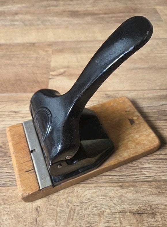 Vintage Leitz 180 Perforator - Zwart met Houten Basis, Antiek en Kunst, Ophalen