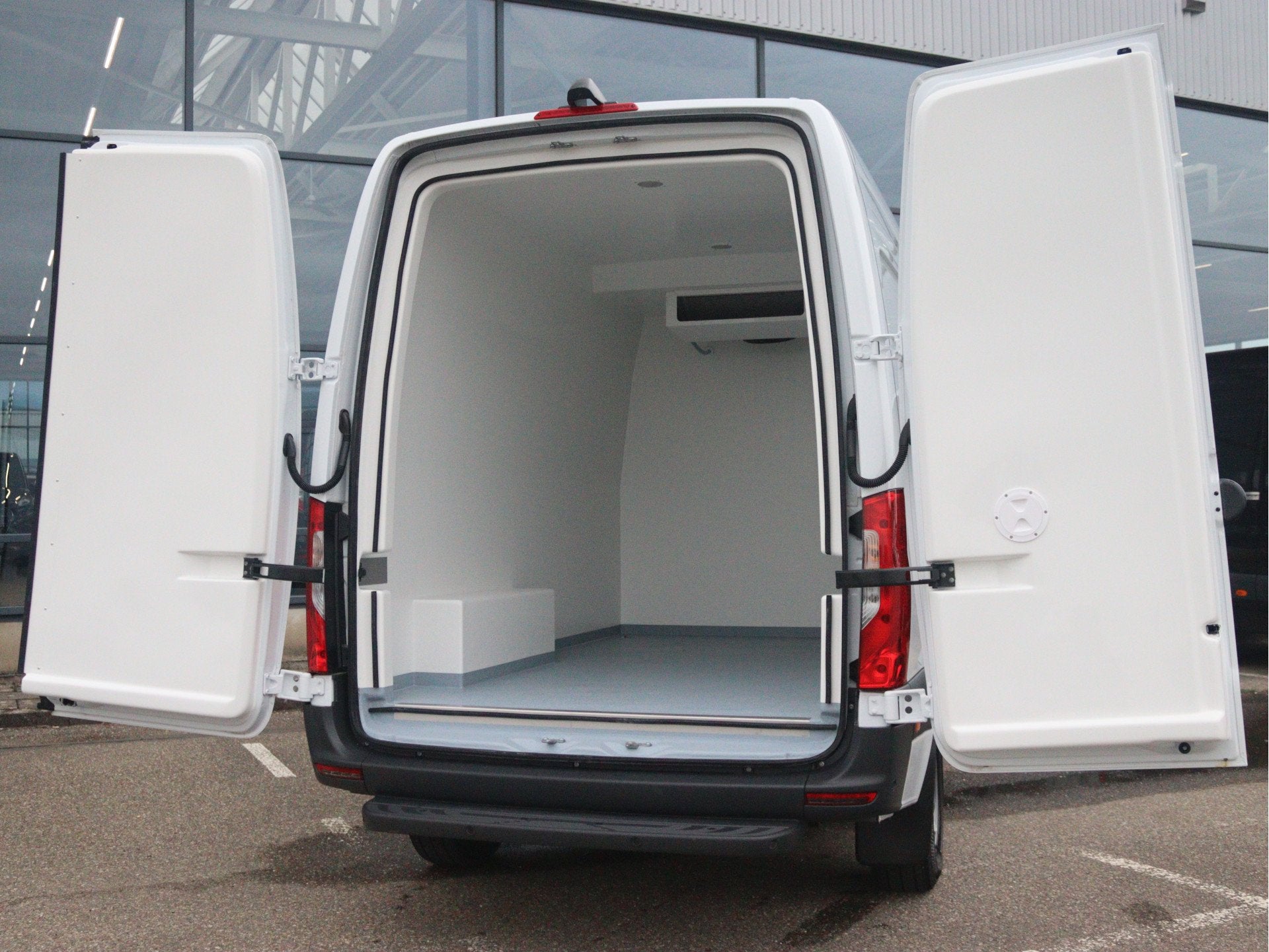 Mercedes-Benz eSprinter 420 L2 / H2 Pro 81kWh Koelwagen, Auto's, Automaat, Zwart, 2741 kg, Wit