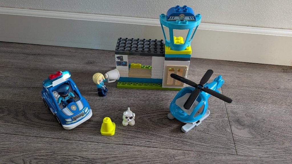 LEGO Duplo 10959 Politiebureau + auto (licht & geluid), Kinderen en Baby's, Overige thema's, Ophalen of Verzenden, Zo goed als nieuw
