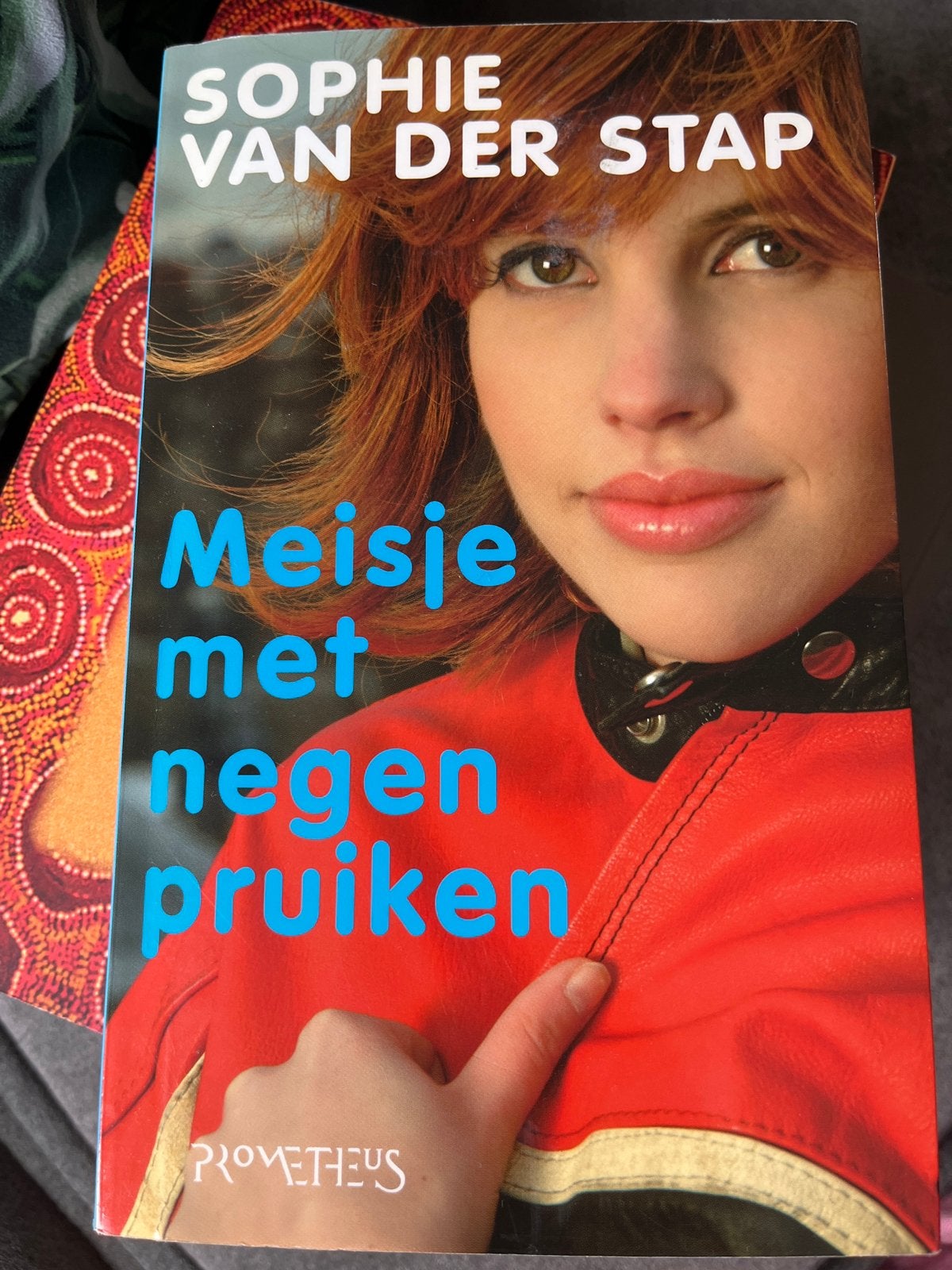 Sophie van der Stap - Meisje met negen pruiken, Ophalen of Verzenden, Zo goed als nieuw, Sophie van der Stap