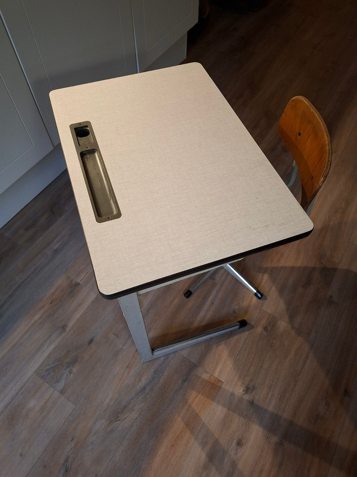 Vintage schoolbureau met stoel, Ophalen