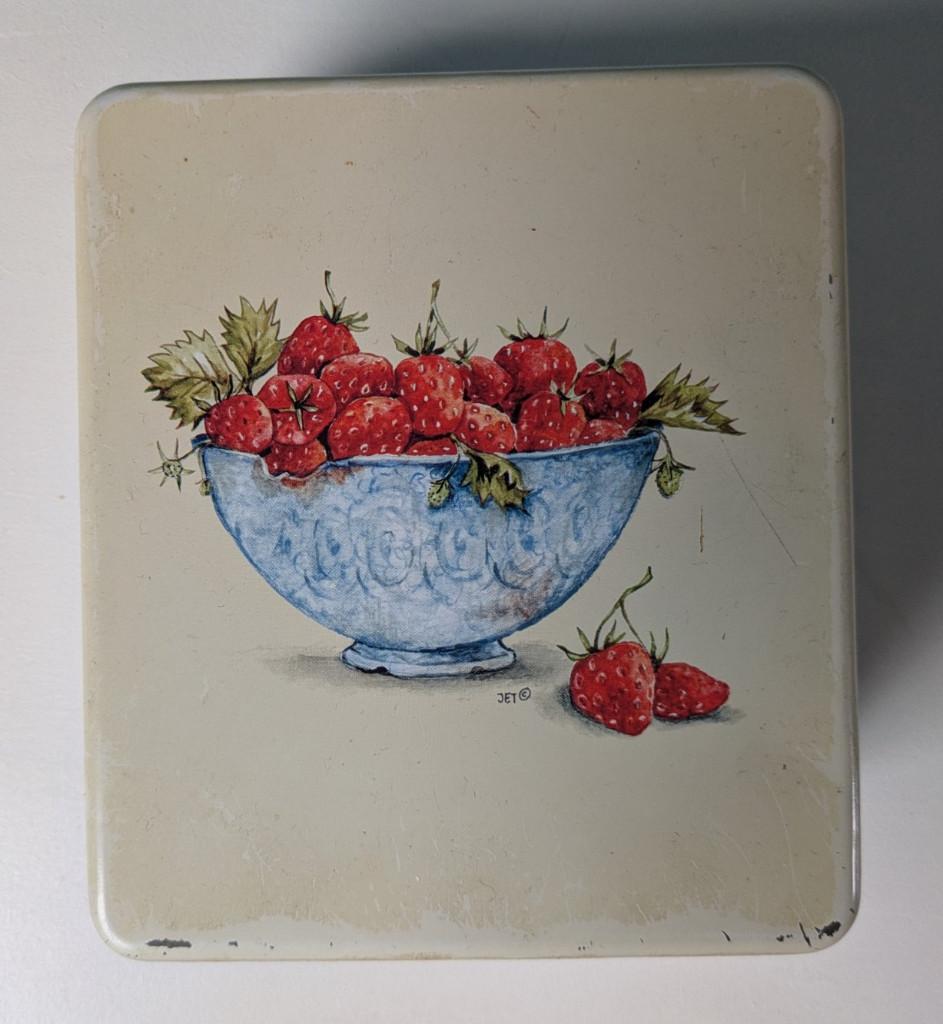 Blikje met een schaaltje aardbeien van Jet ter Steege, Ophalen of Verzenden, Gebruikt, Koek(jes), Overige merken