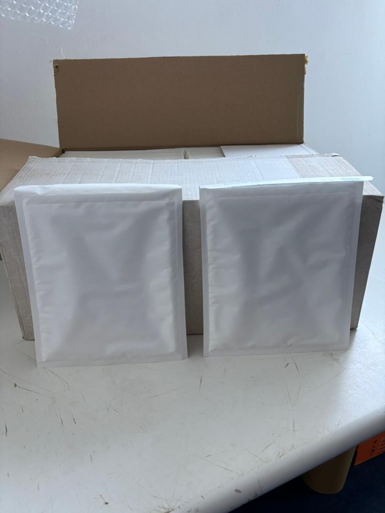 100 witte luchtkussen enveloppen maat 21 x 26 cm per doos, Ophalen of Verzenden, Envelop