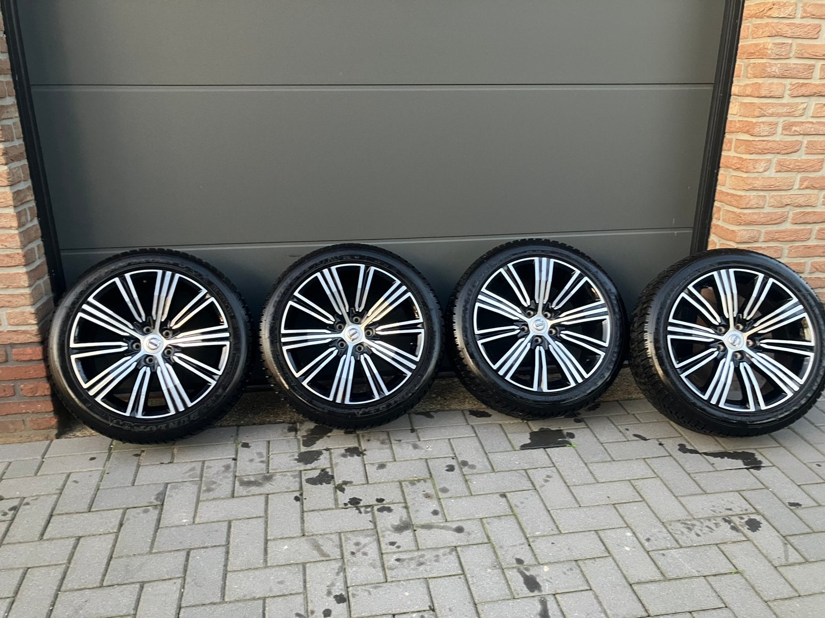 18 inch V60 winterbanden op velg. Nieuwstaat, Ophalen, 18 inch, Winterbanden, 235 mm