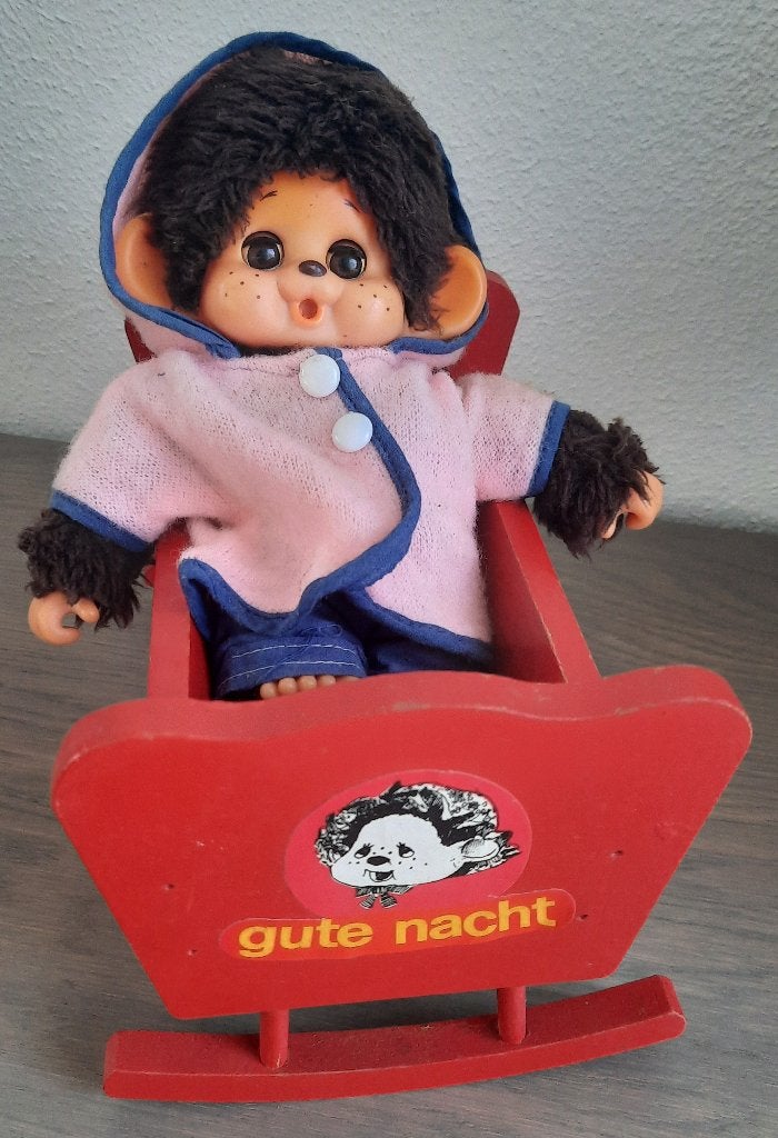 monchhichi in schommelbedje, Gebruikt, Beer, Ophalen of Verzenden, Met kleding of accessoire