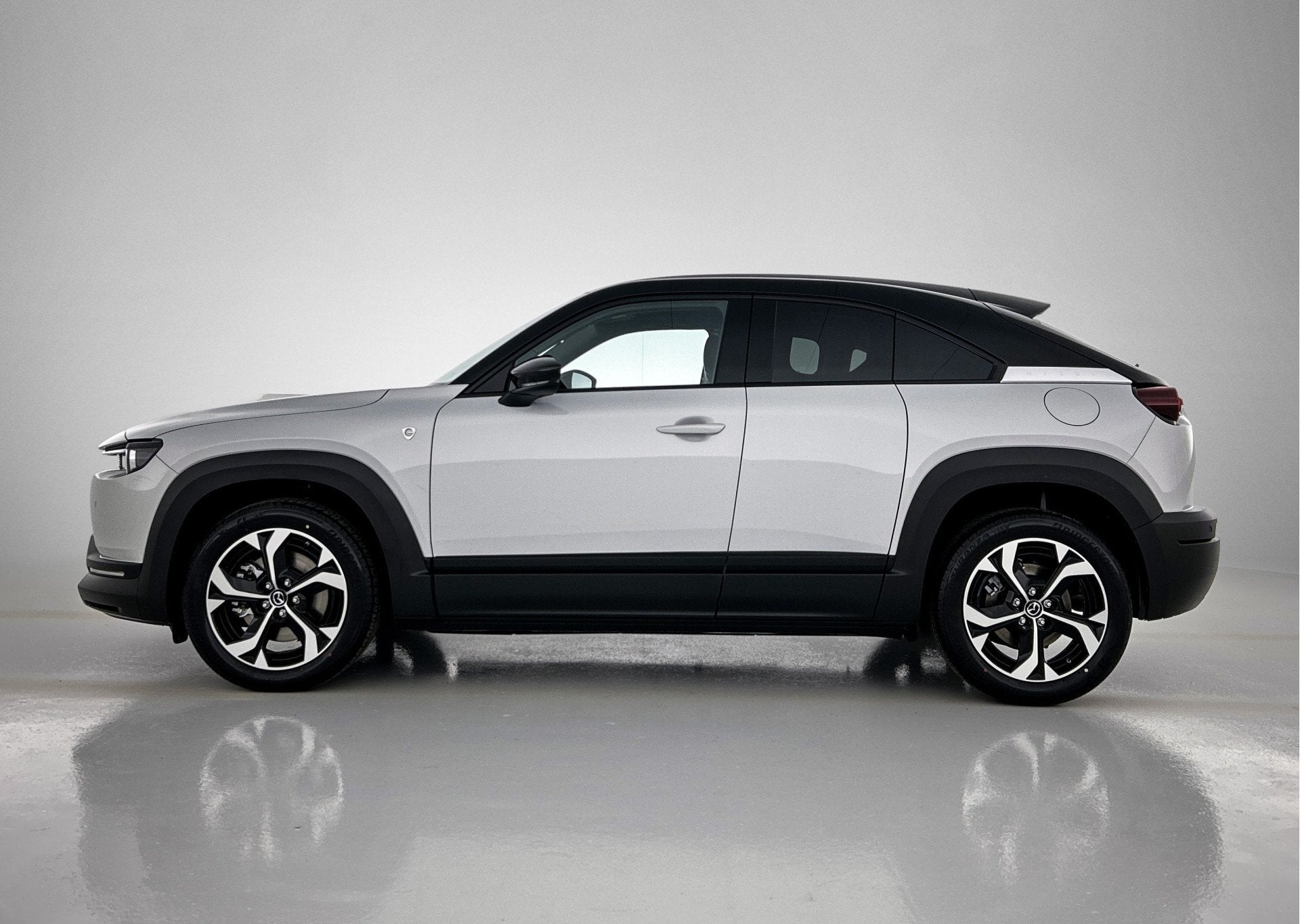 Mazda MX-30 e-SkyActiv R-EV 170 Exclusive-line Getoonde prij, Auto's, Mazda, 12 maanden, Zwart, 4 cilinders, Leder en Stof
