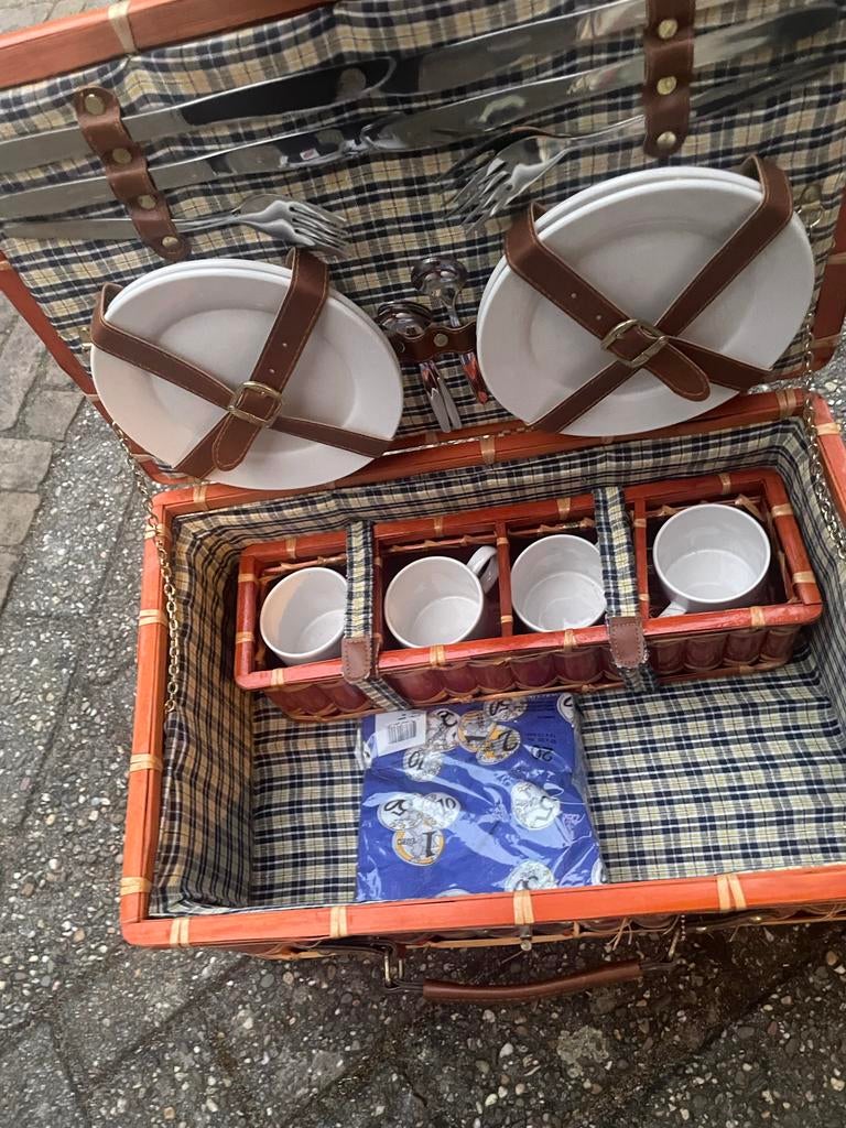 Bamboe picknickmand compleet met borden, bestek en kopjes, Ophalen of Verzenden, Gebruikt