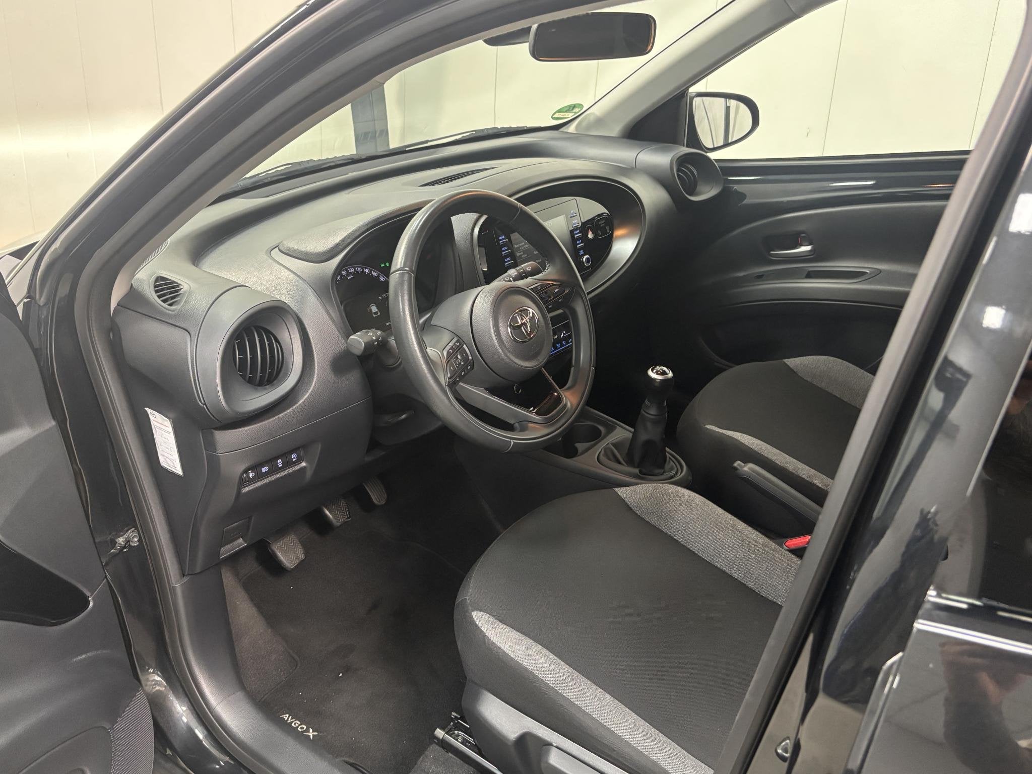 Toyota Aygo X FIRST*ACC*CAMERA*ECC*CARPLAY*5-DEURS*NAP*LM-VE, Stof, Gebruikt, 920 kg, 4 stoelen