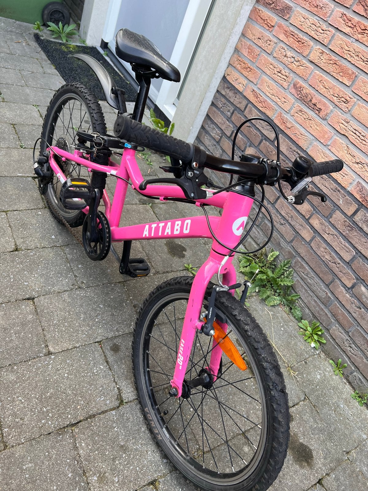 Foto 3 van Roze Attabo kinderfiets 20 inch met slot en verlichting