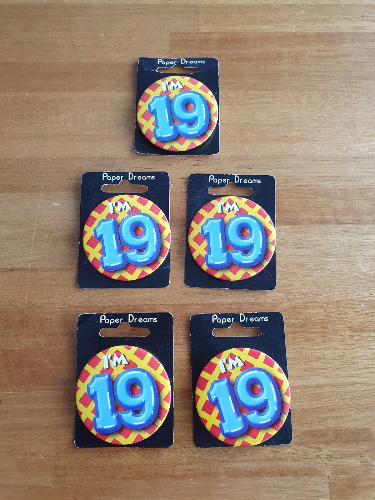 Feestbutton, badge 19 jaar - Verjaardag Speldje, Ophalen of Verzenden, Nieuw, Feestartikel, Verjaardag