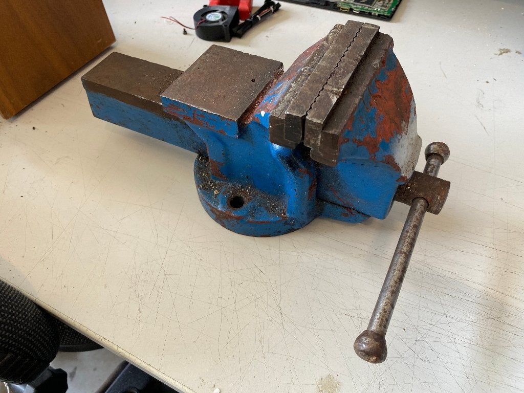Degelijke bankschroef bekbreedte 100 mm, Ophalen of Verzenden, Gebruikt