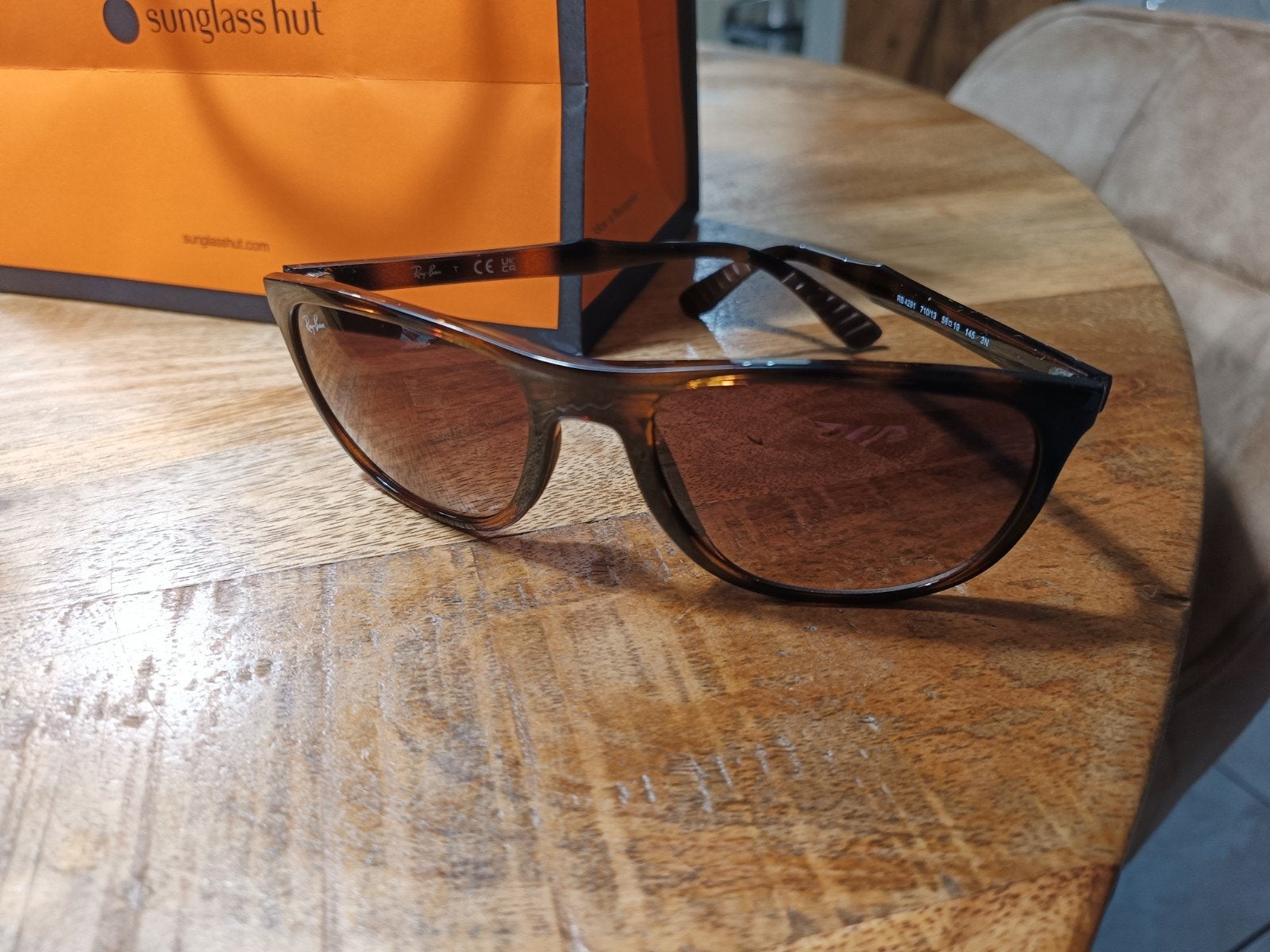 Ray-Ban zonnebril bruin met hoesje en doekje, Zonnebril, Bruin, Ophalen of Verzenden, Zo goed als nieuw