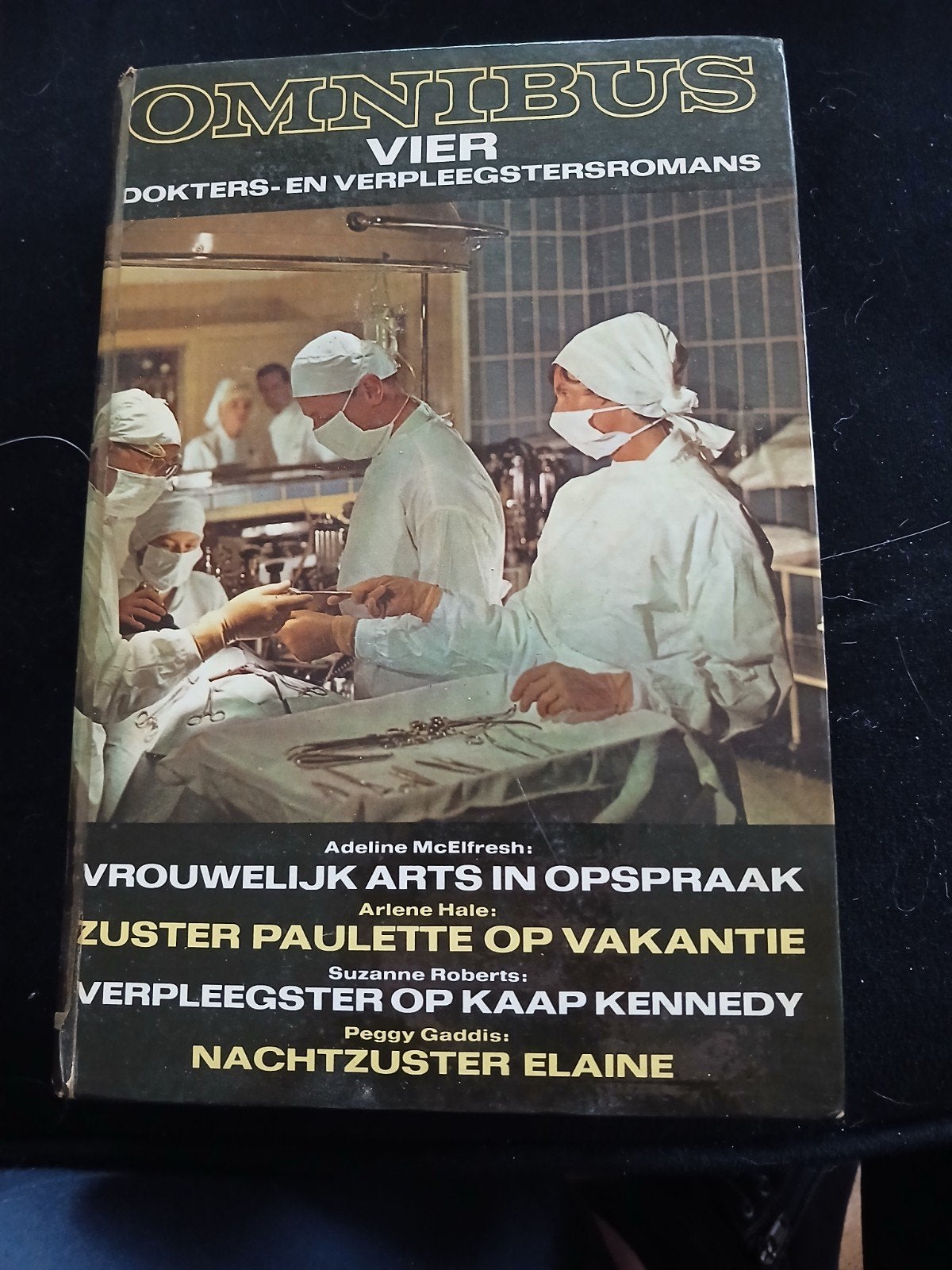 omnibus met 4 dokters en verpleegsters romans., Ophalen of Verzenden