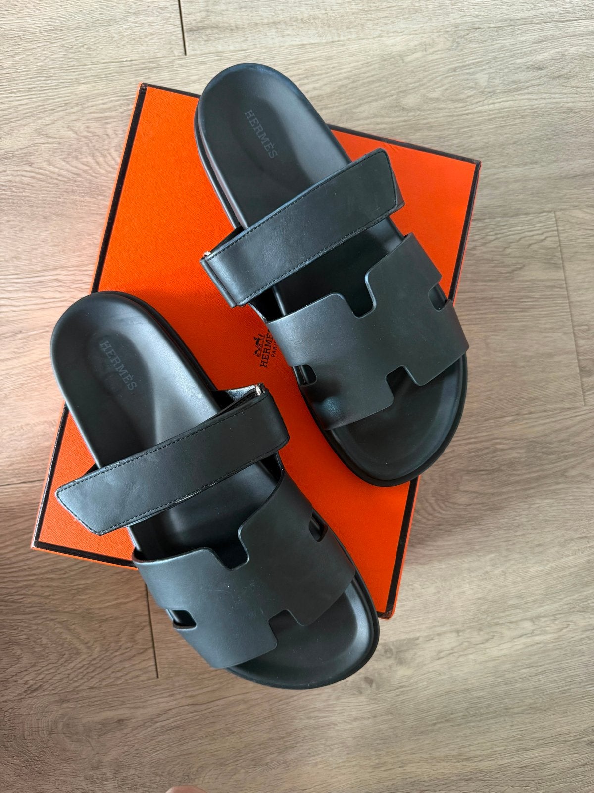 Hermès Izmir sandalen - Zwart - Maat 43, Kleding | Dames, Schoenen, Ophalen of Verzenden, Zo goed als nieuw, Zwart, Slippers