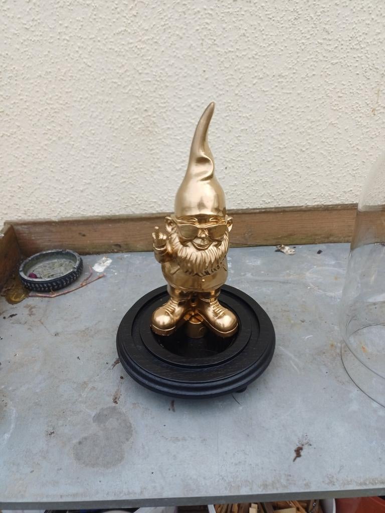 Glazen stolp met gouden kabouter met vinger  in de lucht, Ophalen of Verzenden, Zo goed als nieuw