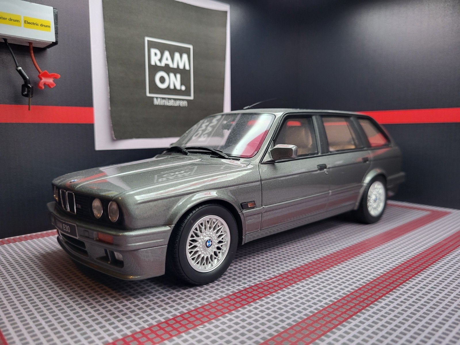 1/18 BMW E30 325i Touring M pack, Ophalen of Verzenden, Zo goed als nieuw, Auto, OttOMobile