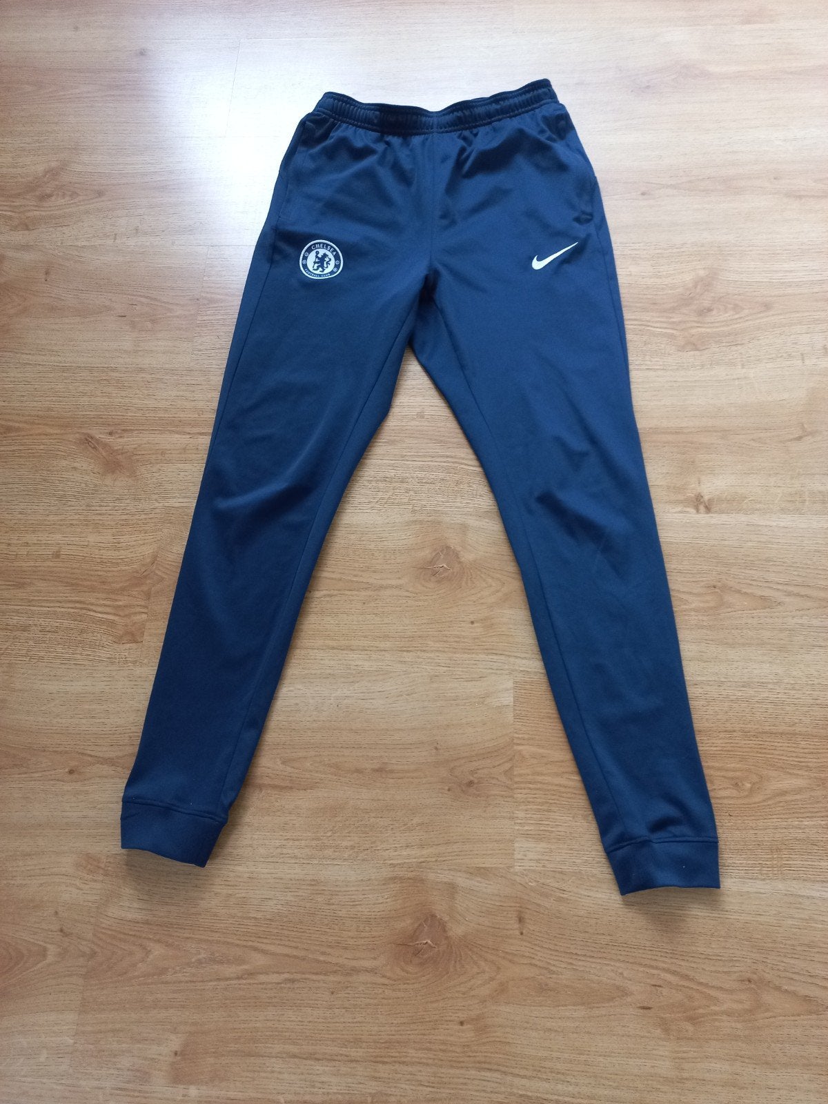 Nike Chelsea broek donkerblauw maat M, Sport en Fitness, Maat M, Ophalen of Verzenden, Nieuw, Broek