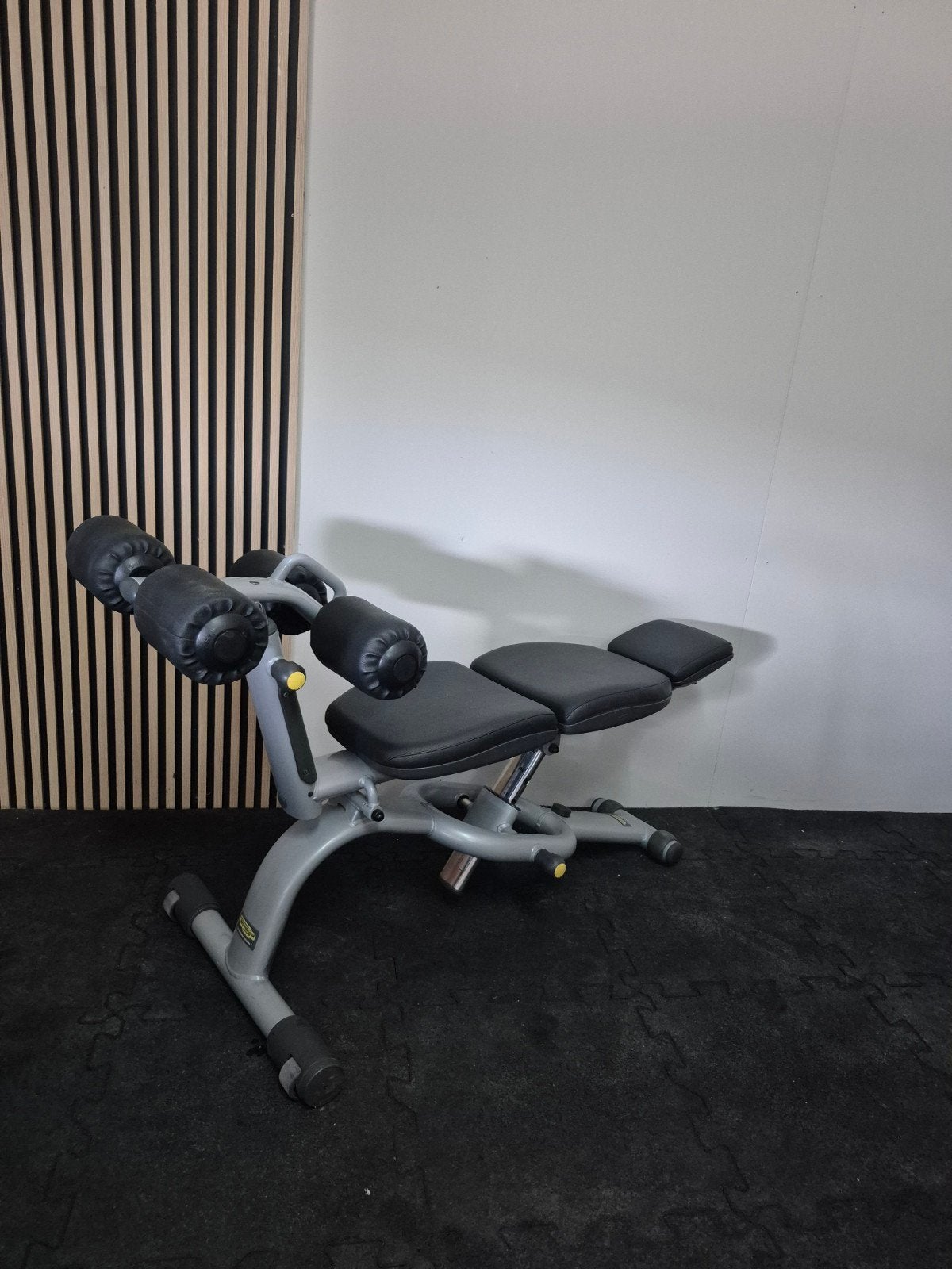 Technogym Ab Crunch Bench – Professionele Buikspierbank, Sport en Fitness, Ophalen, Zo goed als nieuw, Fitnessbank