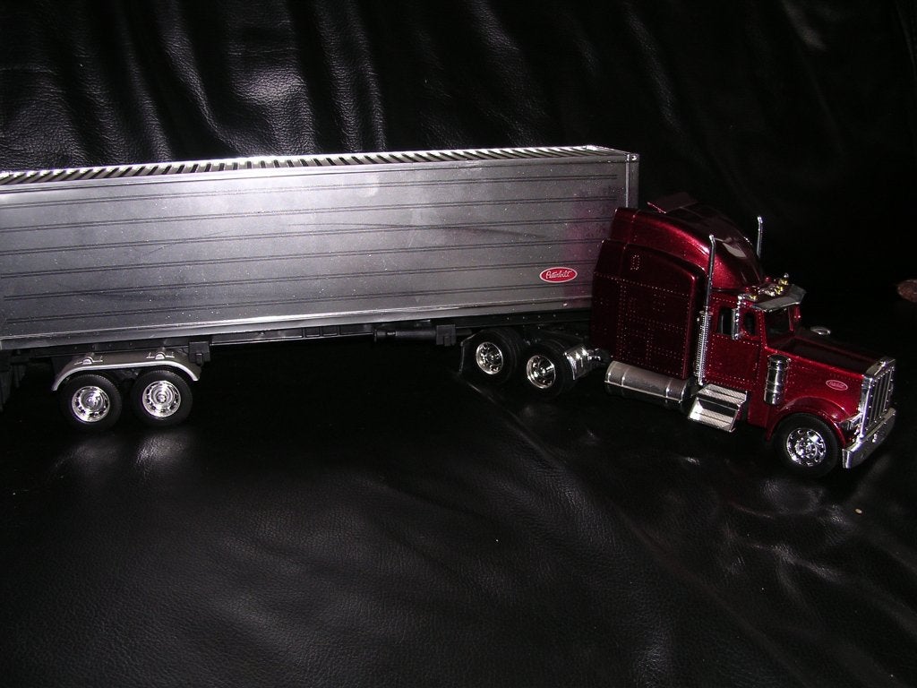 Peterbilt 1:32 paars, Ophalen of Verzenden, Zo goed als nieuw, Bus of Vrachtwagen, Overige merken
