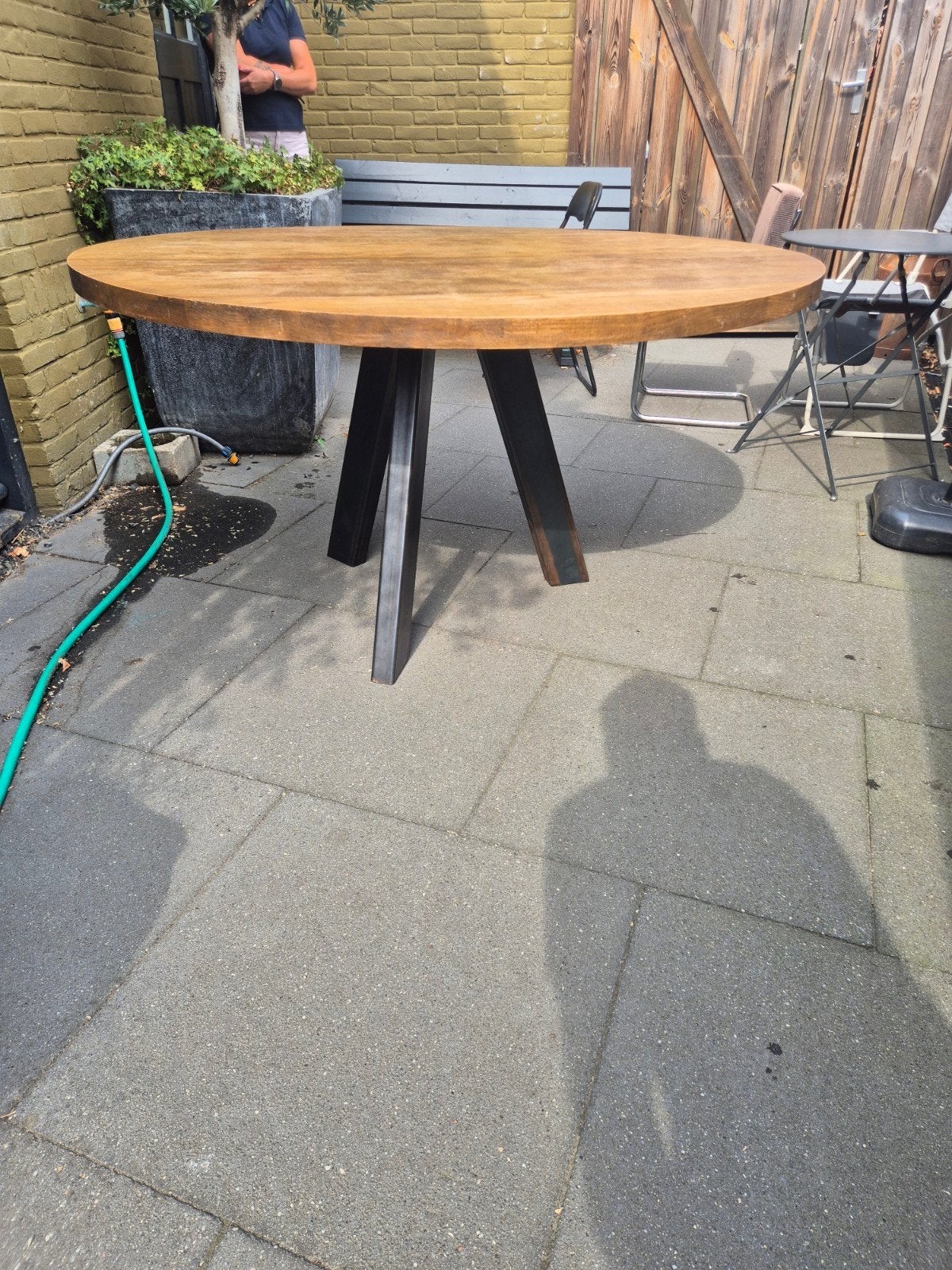 Ronde eettafel van eikenhout met metalen onderstel, Huis en Inrichting, Tafels | Eettafels, Gebruikt, Rond, Industrieel, Modern
