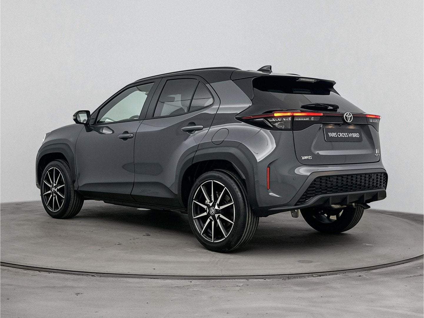 Toyota Yaris Cross 1.5 Hybrid 130 GR Sport + GR Sport Plus P, Auto's, Zwart, 1490 cc, Bedrijf, Nieuw
