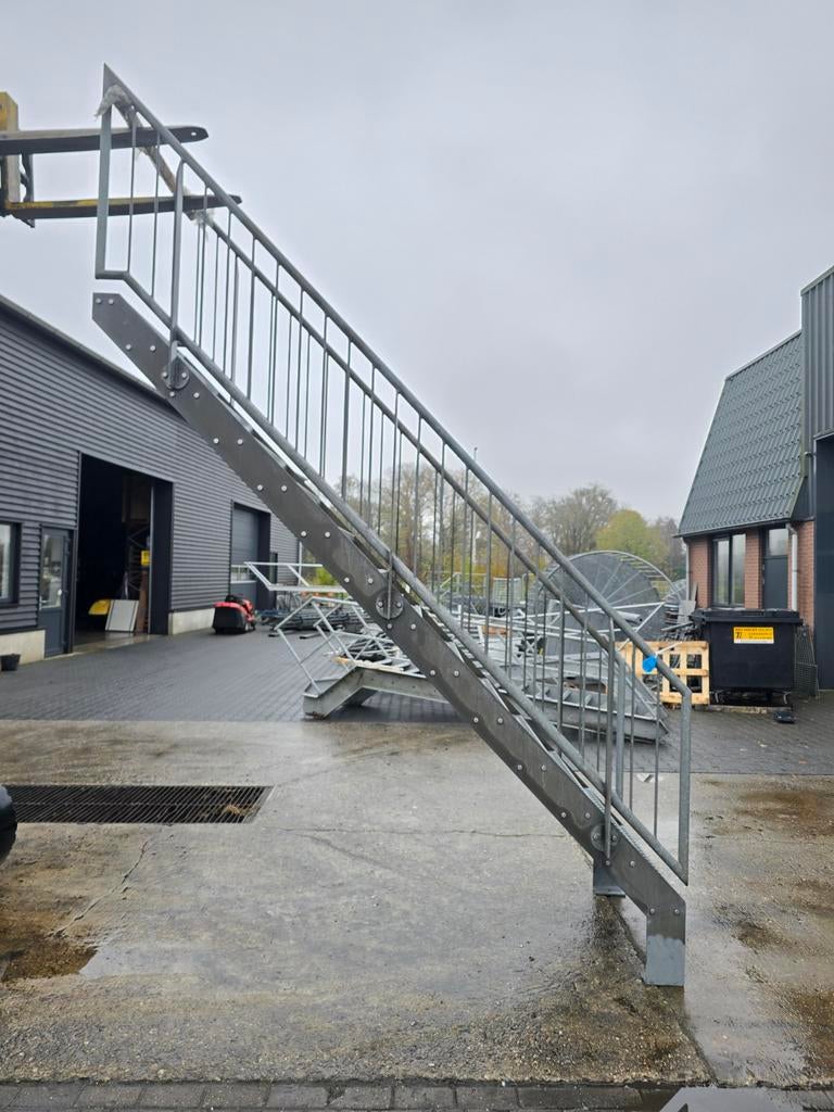 Stalen trap gegalv hoog 2.8mtr nob179, Doe-het-zelf en Verbouw, Ladders en Trappen, Ophalen, Zo goed als nieuw, Trap, 2 tot 4 meter