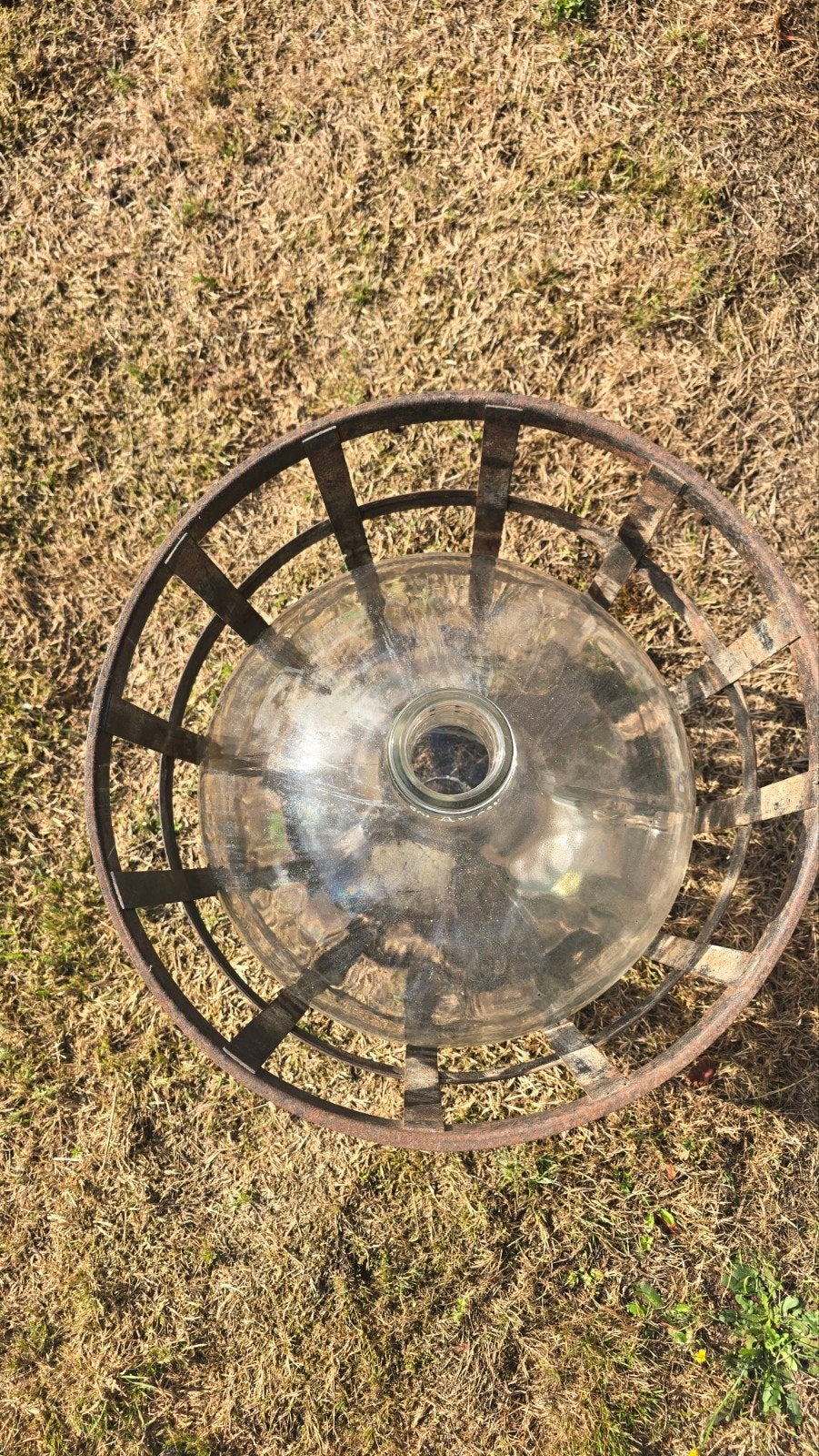 Oude gistfles / ballonfles in metalen korf -Dame Jeanne 60cm, Huis en Inrichting, Ophalen, Transparant, Geschikt voor droogbloemen