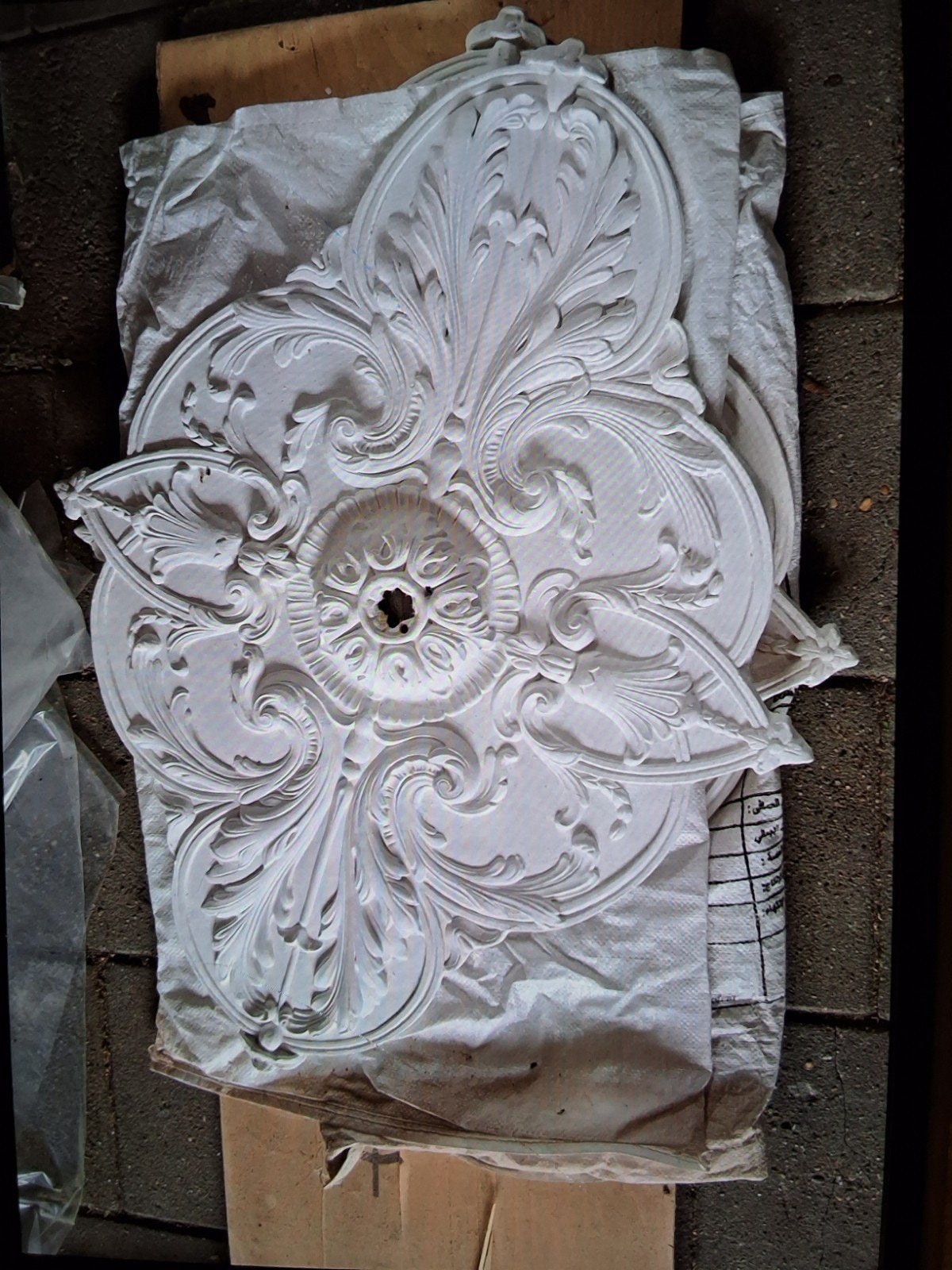 Plafond ornamenten, Ophalen