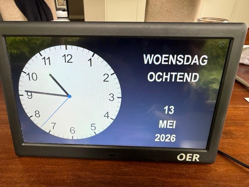 OER dementieklok met 10 inch scherm, Verzenden, Zo goed als nieuw, Digitaal, Wekker of Tafelklok