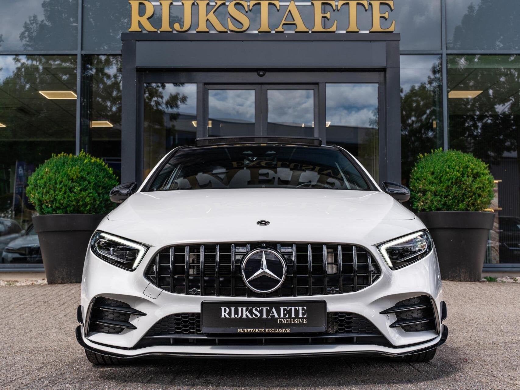 Mercedes A-klasse AMG A35 4MATIC|PANO|BURMESTER|SFEER|ACC, Automaat, 4 cilinders, Met garantie (alle), Wit
