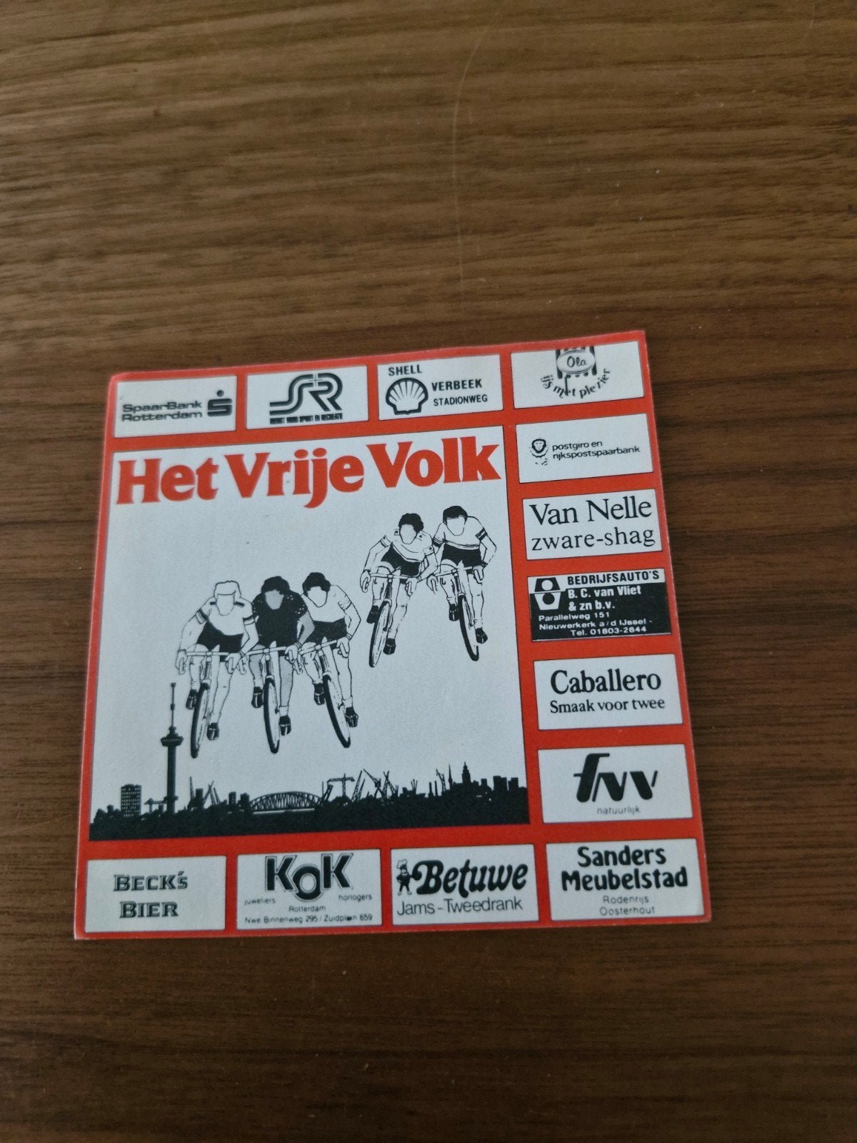 10622 Vintage wielren sticker 'Het Vrije Volk' met reclame, Verzamelen, Stickers, Gebruikt, Sport, Ophalen of Verzenden