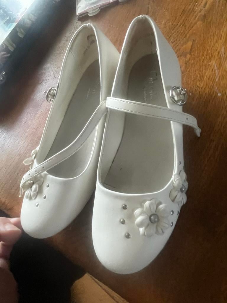 Witte schoenen met bloemen en bandje - maat 30, Kinderen en Baby's, Ophalen of Verzenden, Zo goed als nieuw, Meisje, Schoenen