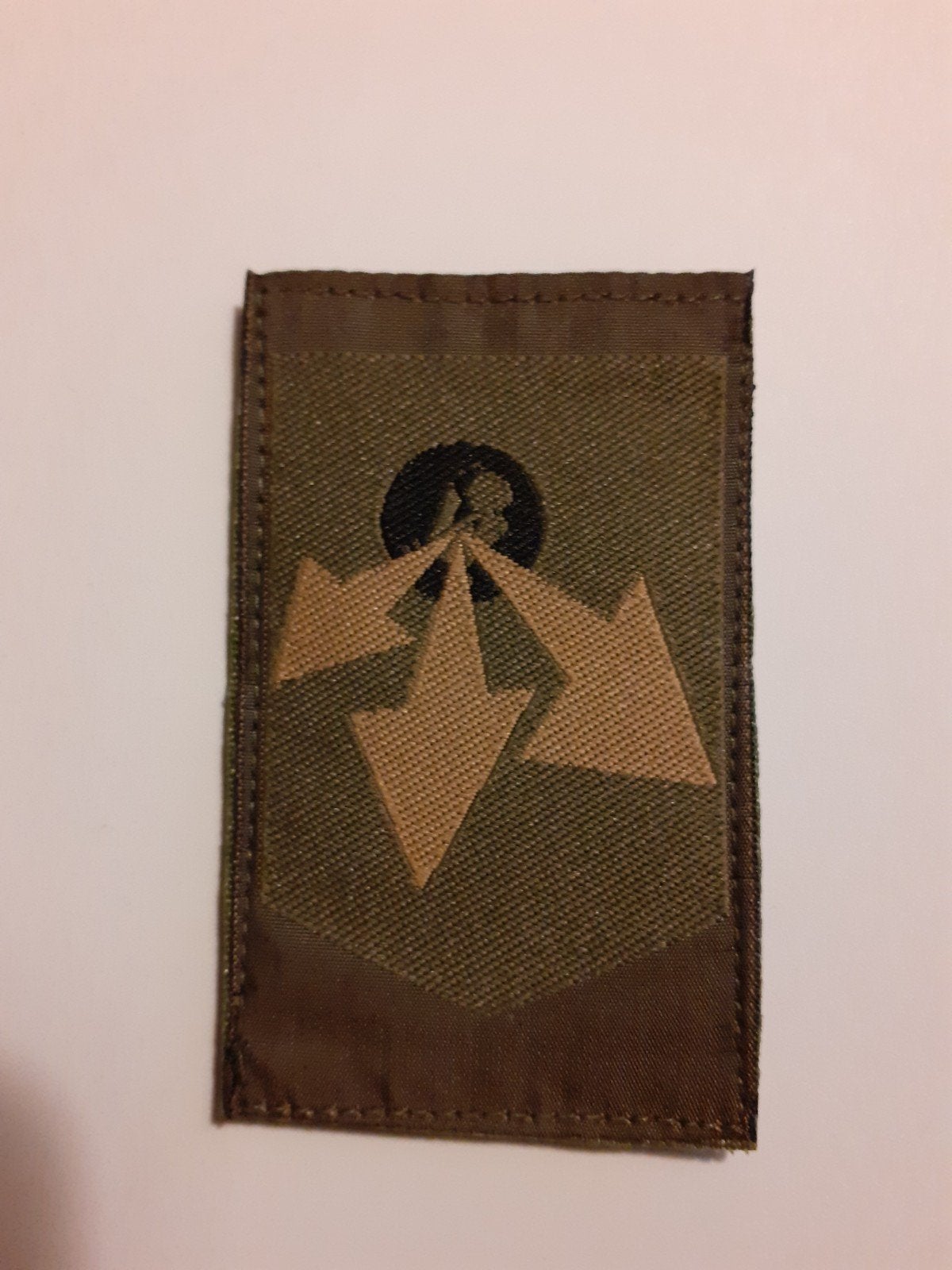 Mouw embleem met klittenband : Logistiek Commando, Ophalen of Verzenden, Landmacht, Nederland, Embleem of Badge