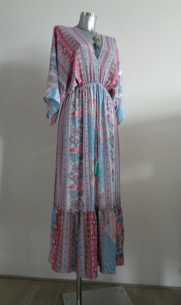 Zijden maxi jurk van Sumitra free size uni size NIEUW labels, Ophalen of Verzenden, Nieuw, Maat 38/40 (M), Onder de knie