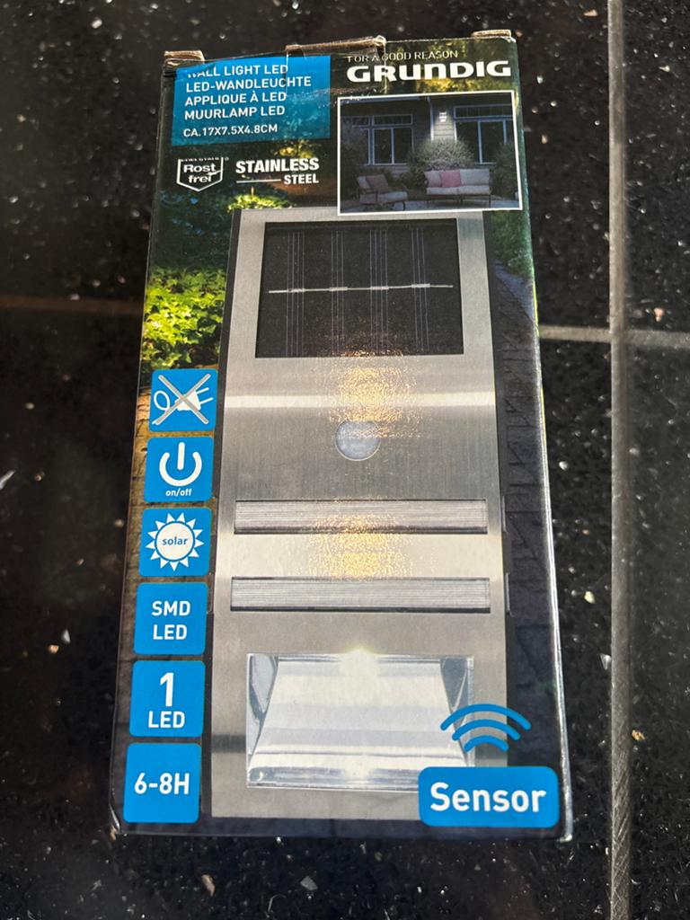 Grundig LED Wandlamp met Sensor en Zonne-energie, Tuin en Terras, Buitenverlichting, Zonne-energie, Bewegingssensor, Minder dan 50 watt